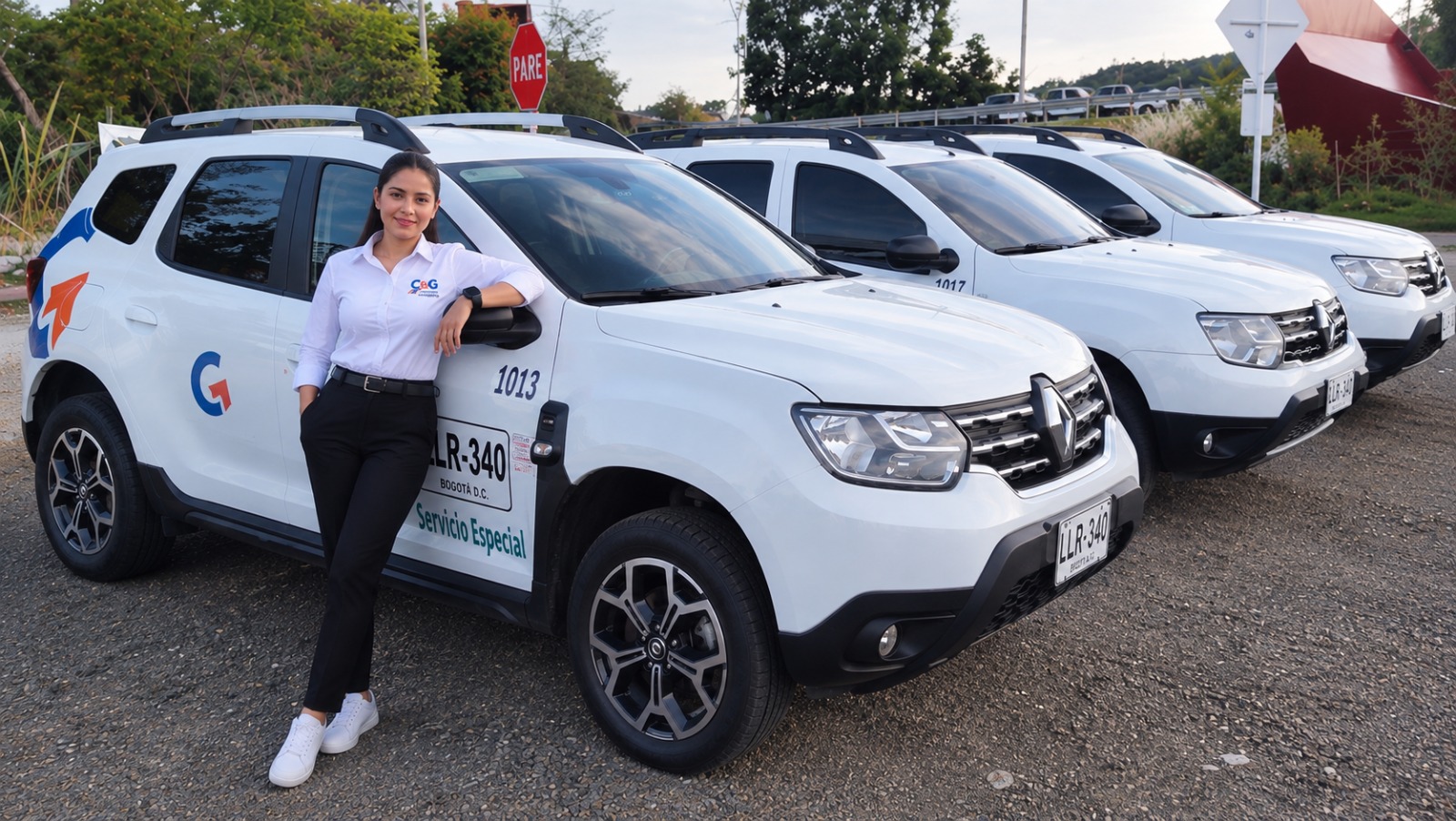 Conductora de C&G Logística y Transporte junto a vehículos de transporte especial de la empresa.